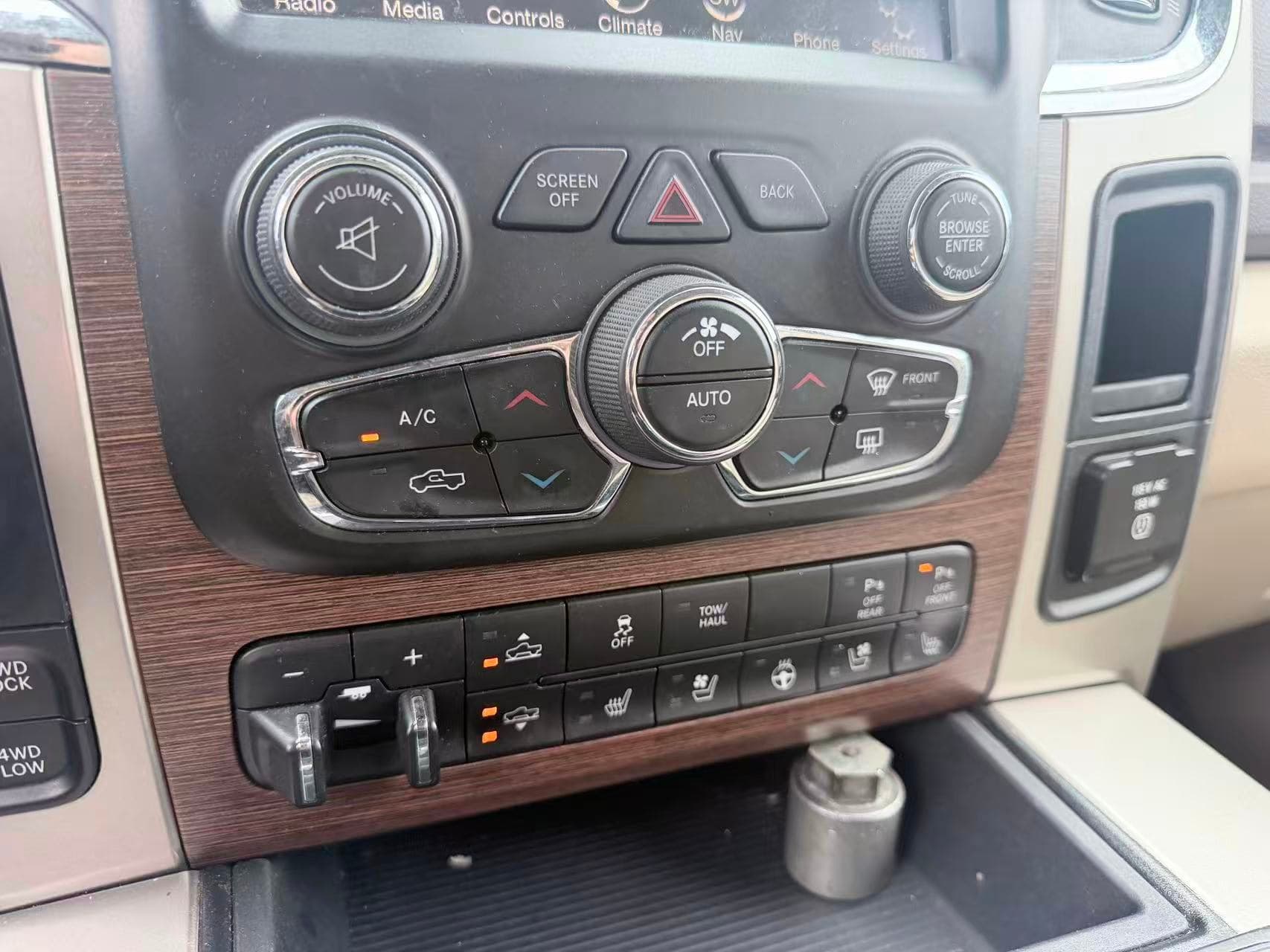 2014 Ram 1500 4WD Crew Cab 140.5" Laramie/ CLEAN TITLE/ VENTILATED SEATS thumbnail 15