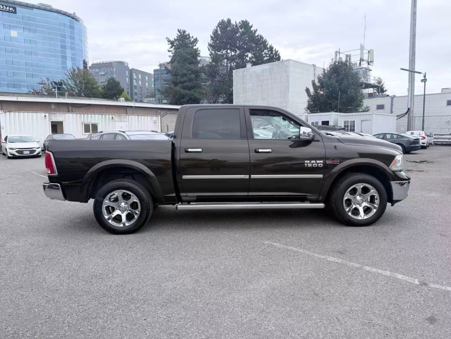 2014 Ram 1500 4WD Crew Cab 140.5" Laramie/ CLEAN TITLE/ VENTILATED SEATS thumbnail 4