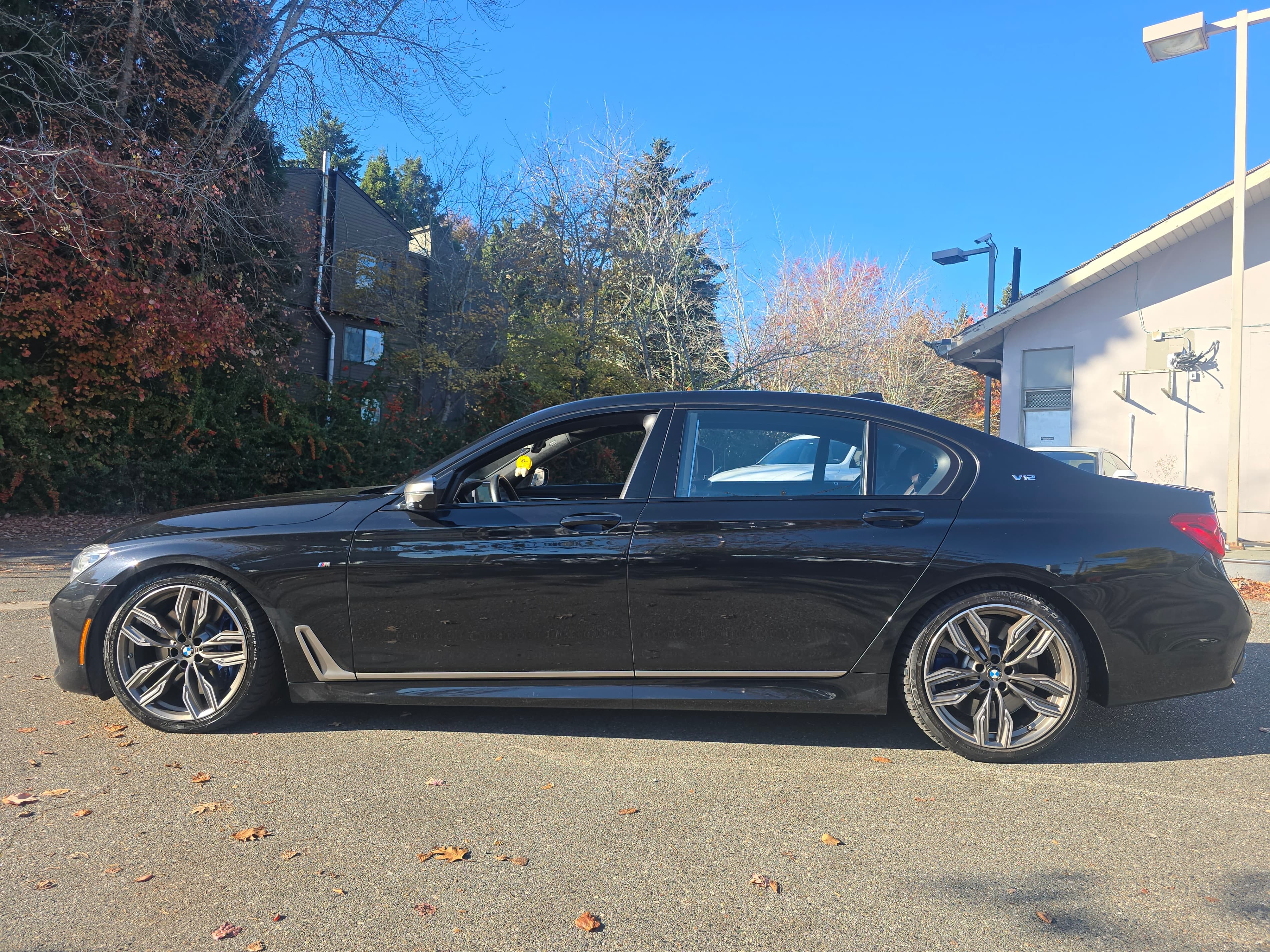 2018 BMW 7-Series M760Li xDrive Sedan thumbnail 3