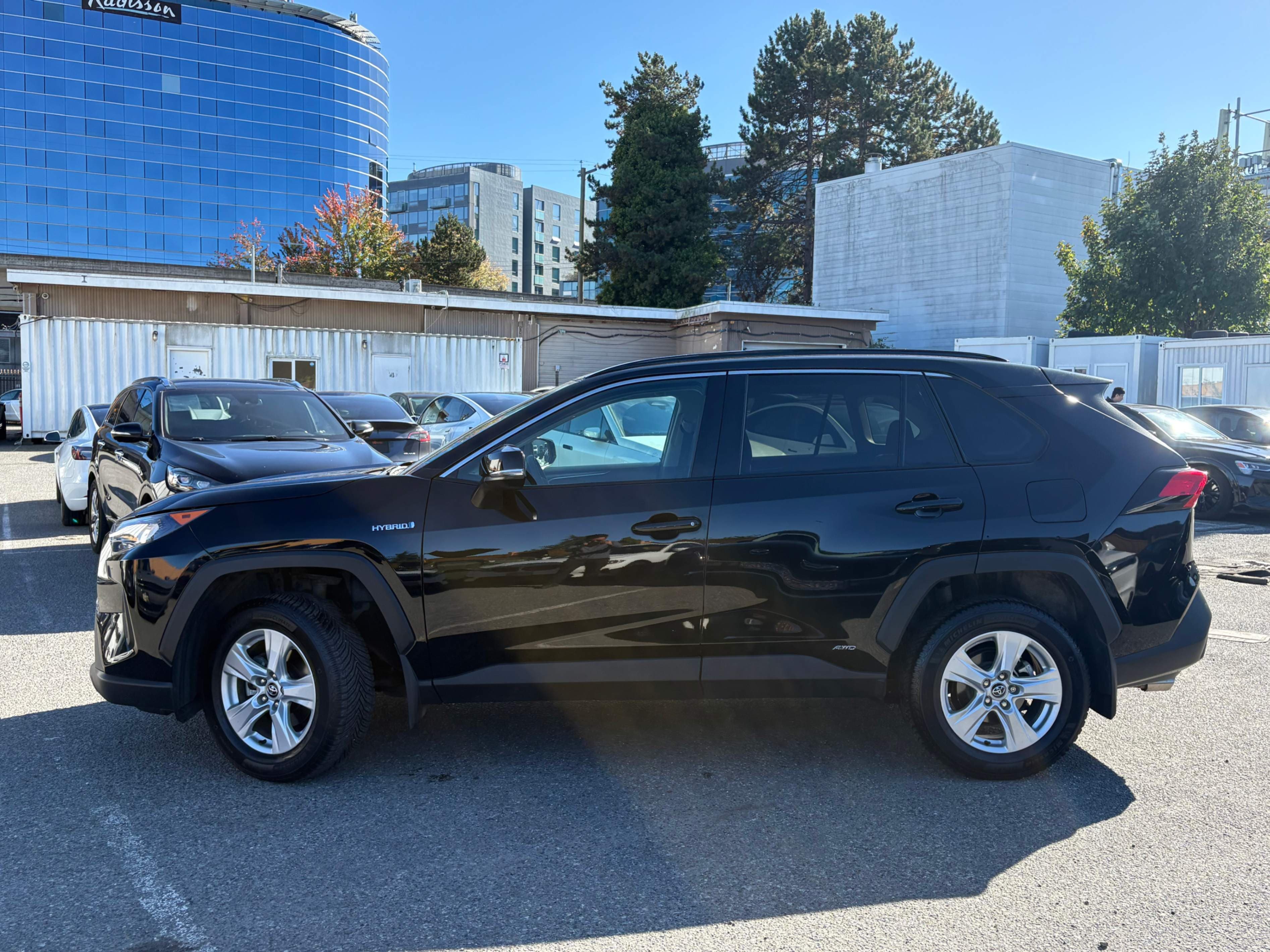 2019 Toyota RAV4 AWD Hybrid LE NO ACCIDENTS/BC LOCAL CAR thumbnail 3