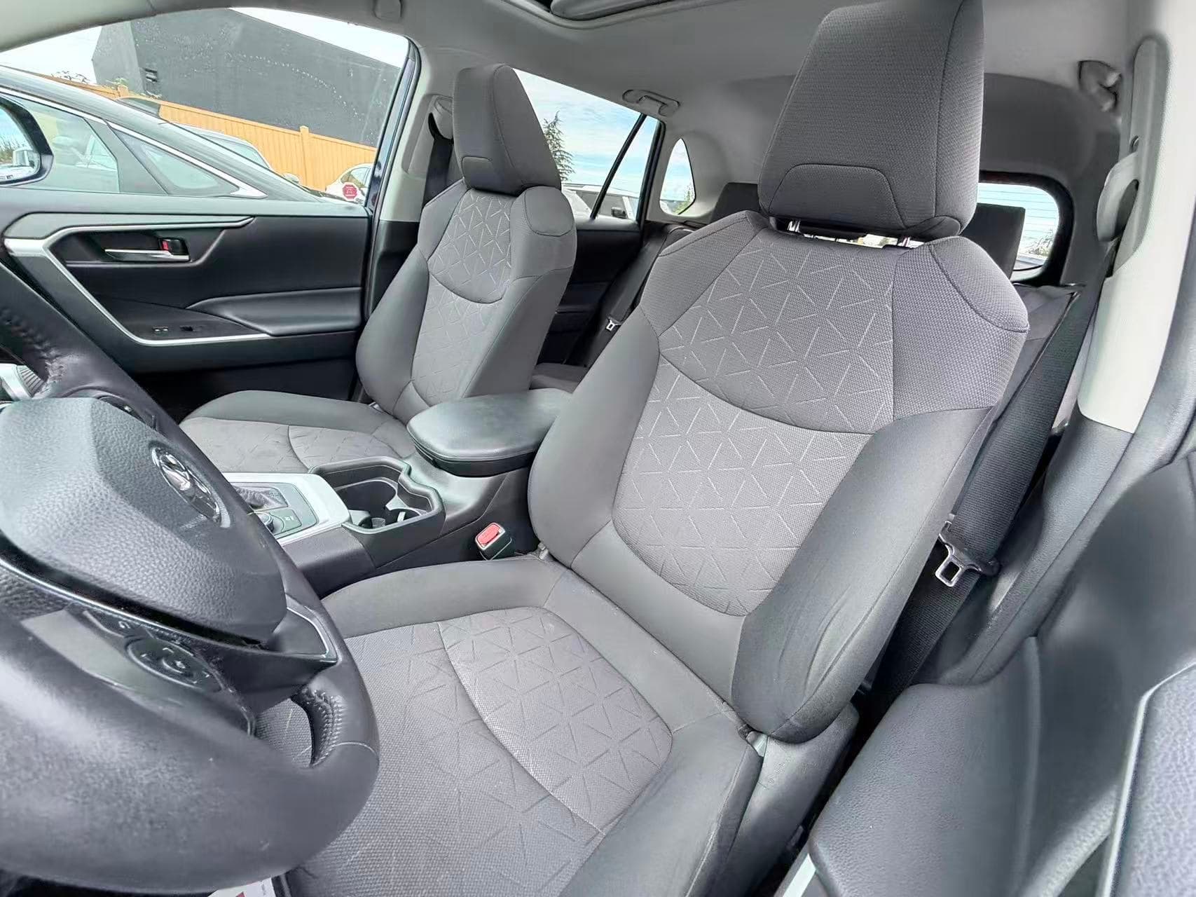 2019 Toyota RAV4 AWD Hybrid XLE/ NO ACCIDENT/ ONE OWNER thumbnail 18