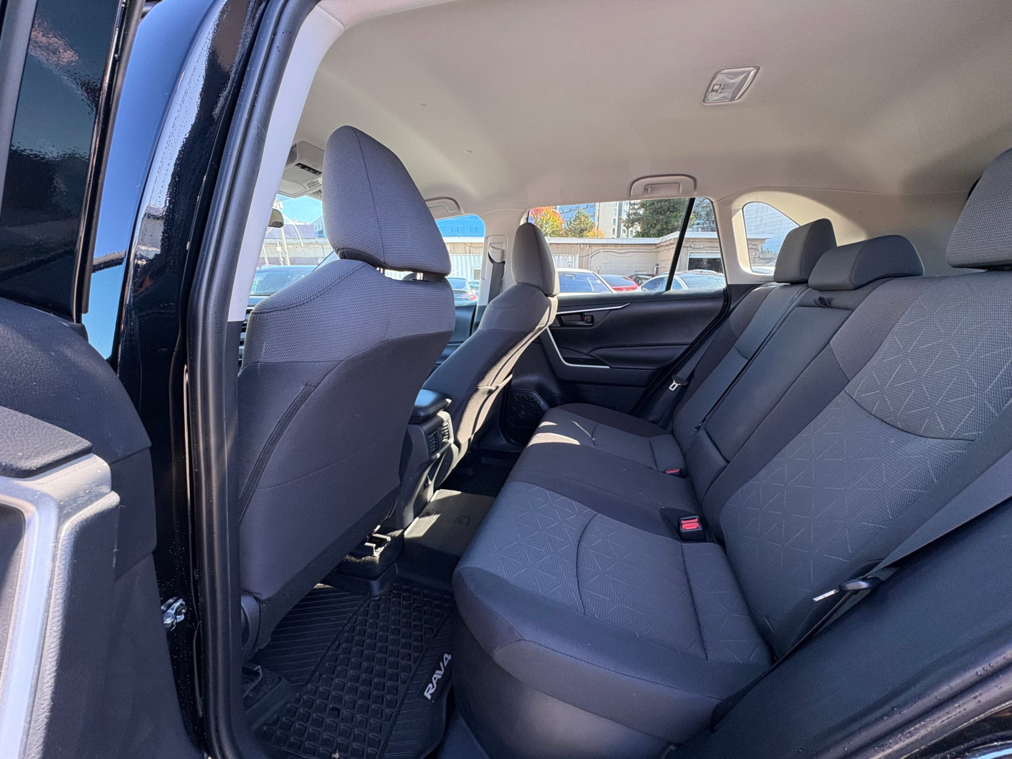 2019 Toyota RAV4 AWD Hybrid LE NO ACCIDENTS/BC LOCAL CAR thumbnail 12