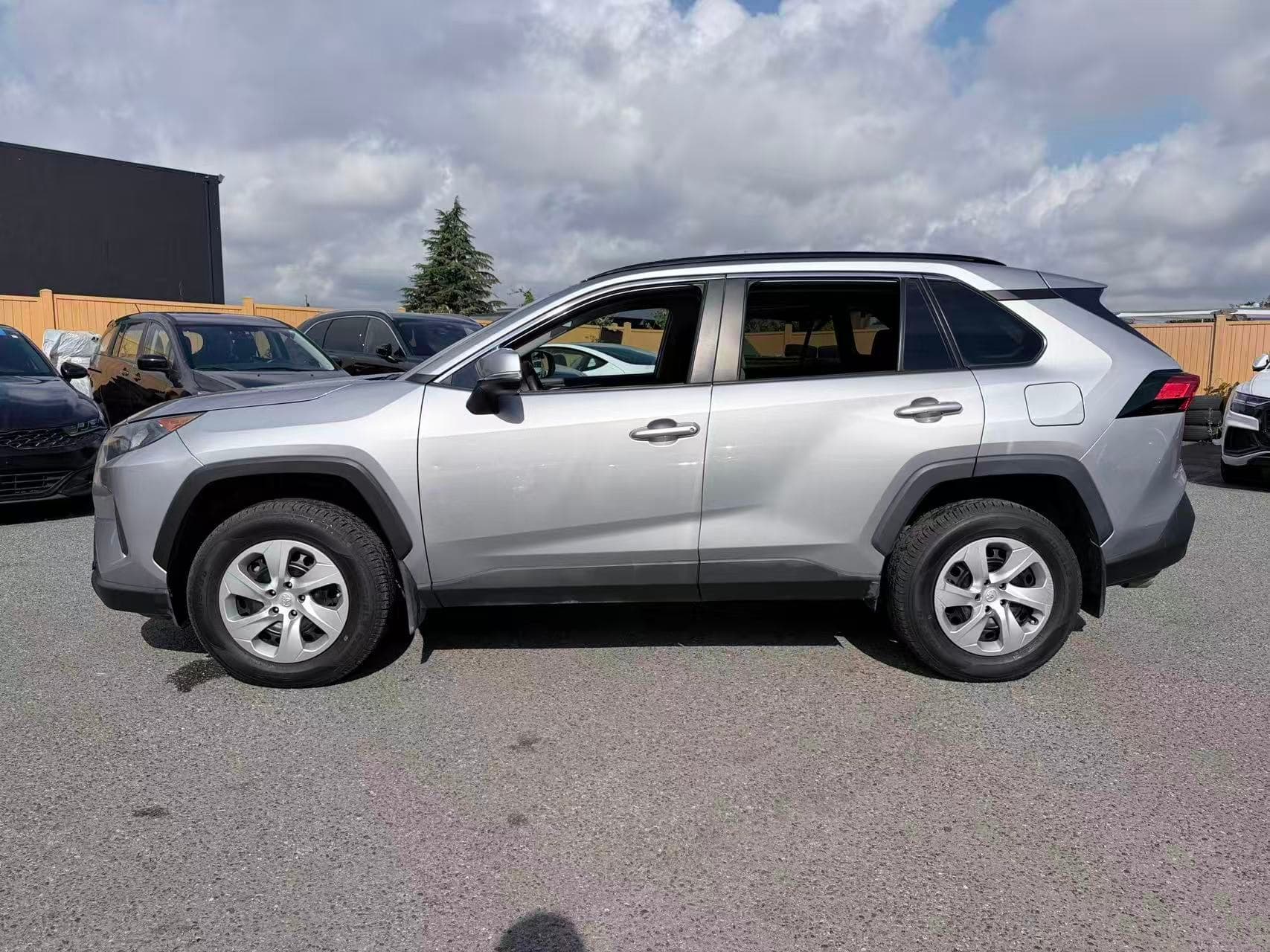 2020 Toyota RAV4 LE/ NO ACCIDENT/ HEATED SEATS thumbnail 8