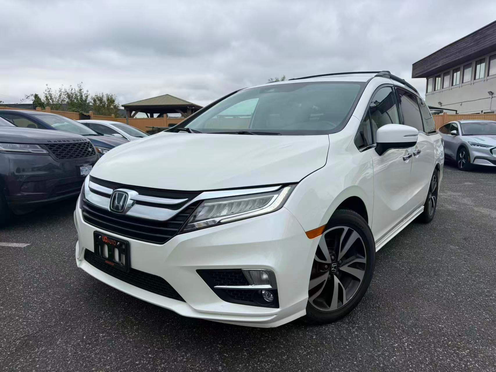 2018 Honda Odyssey Touring Auto thumbnail 2