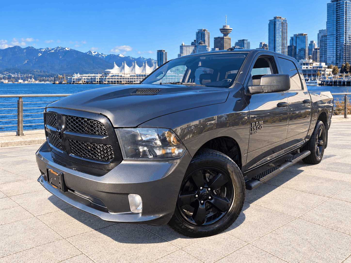 2022 Ram 1500 Classic Express 4x4 Crew Cab 5'7" Box No Accidents/BC Local — photo 1