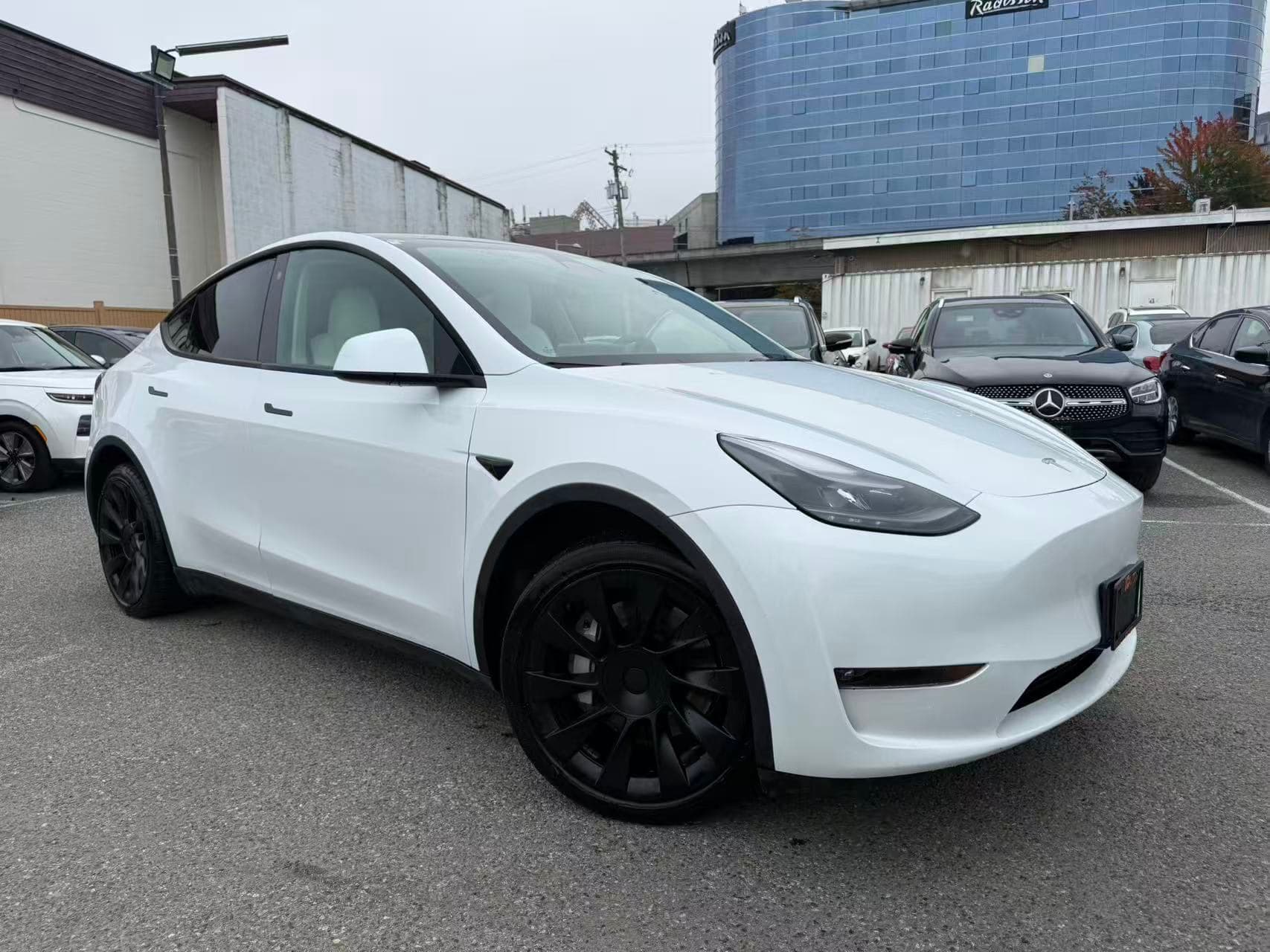 2023 Tesla Model Y Long Range AWD thumbnail 8