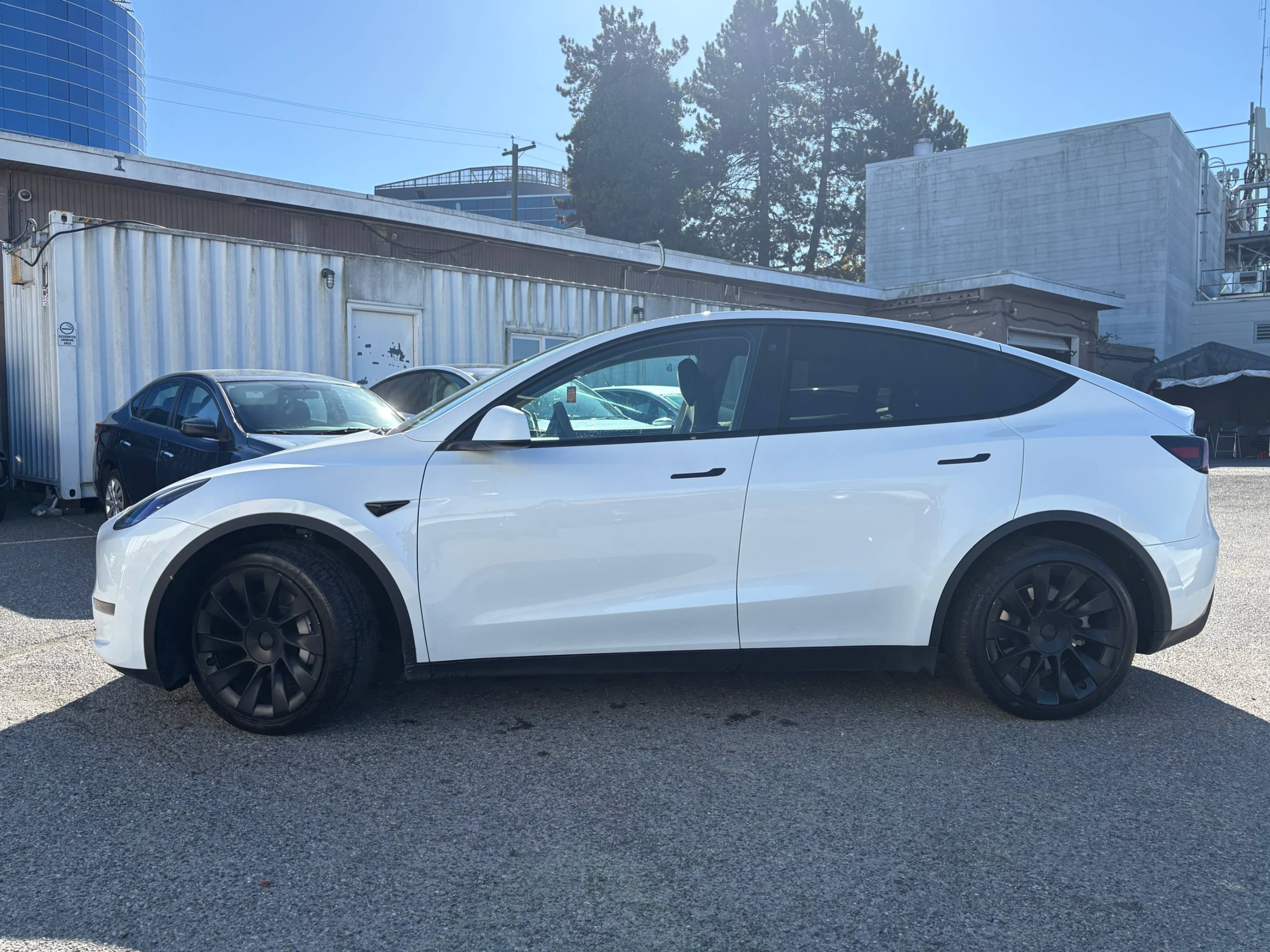 2023 Tesla Model Y Long Range AWD CLEAN TITLE/BC LOCAL CAR thumbnail 3