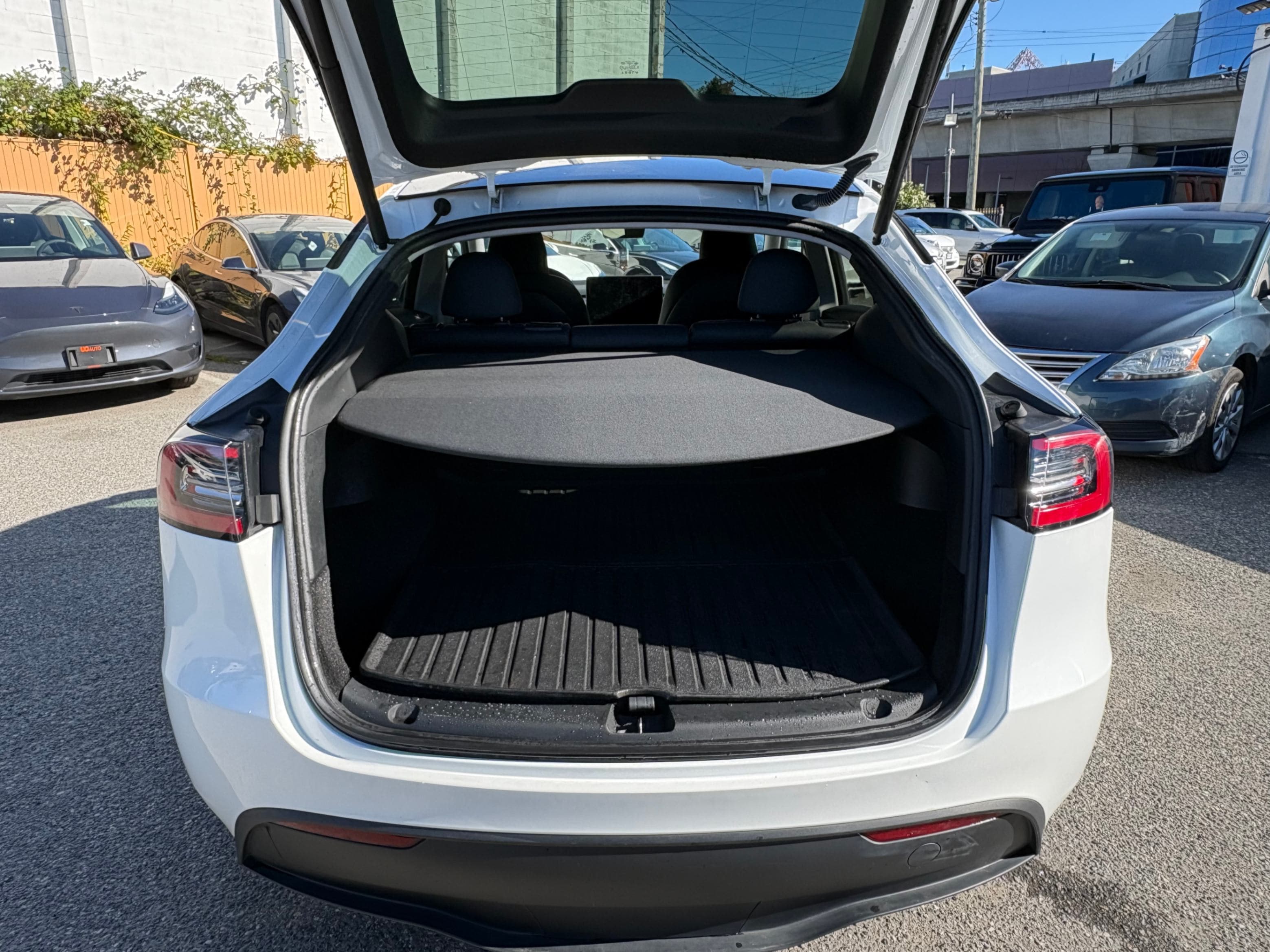 2023 Tesla Model Y Long Range AWD CLEAN TITLE/BC LOCAL CAR thumbnail 17