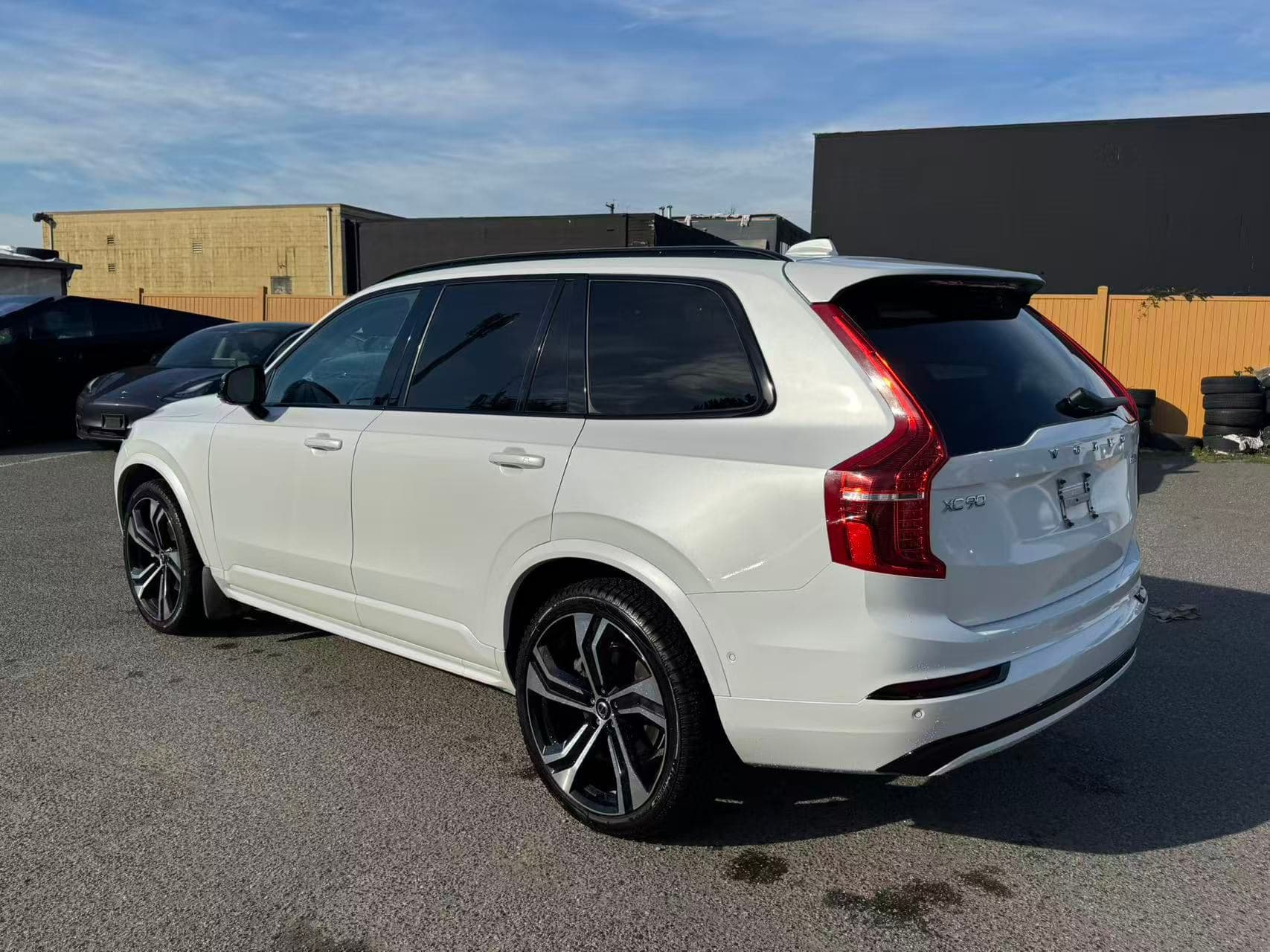 2023 Volvo XC90 Ultimate Dark Theme 7-Seater/ CLEAN TITLE/ EXTRA SET OF TIRE/ BOWER& WILKINS thumbnail 4