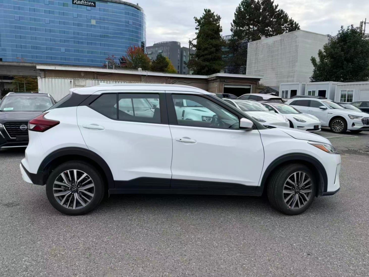 2025 Nissan Kicks Play SV/ NO ACCIDENT/BC LOCAL thumbnail 4