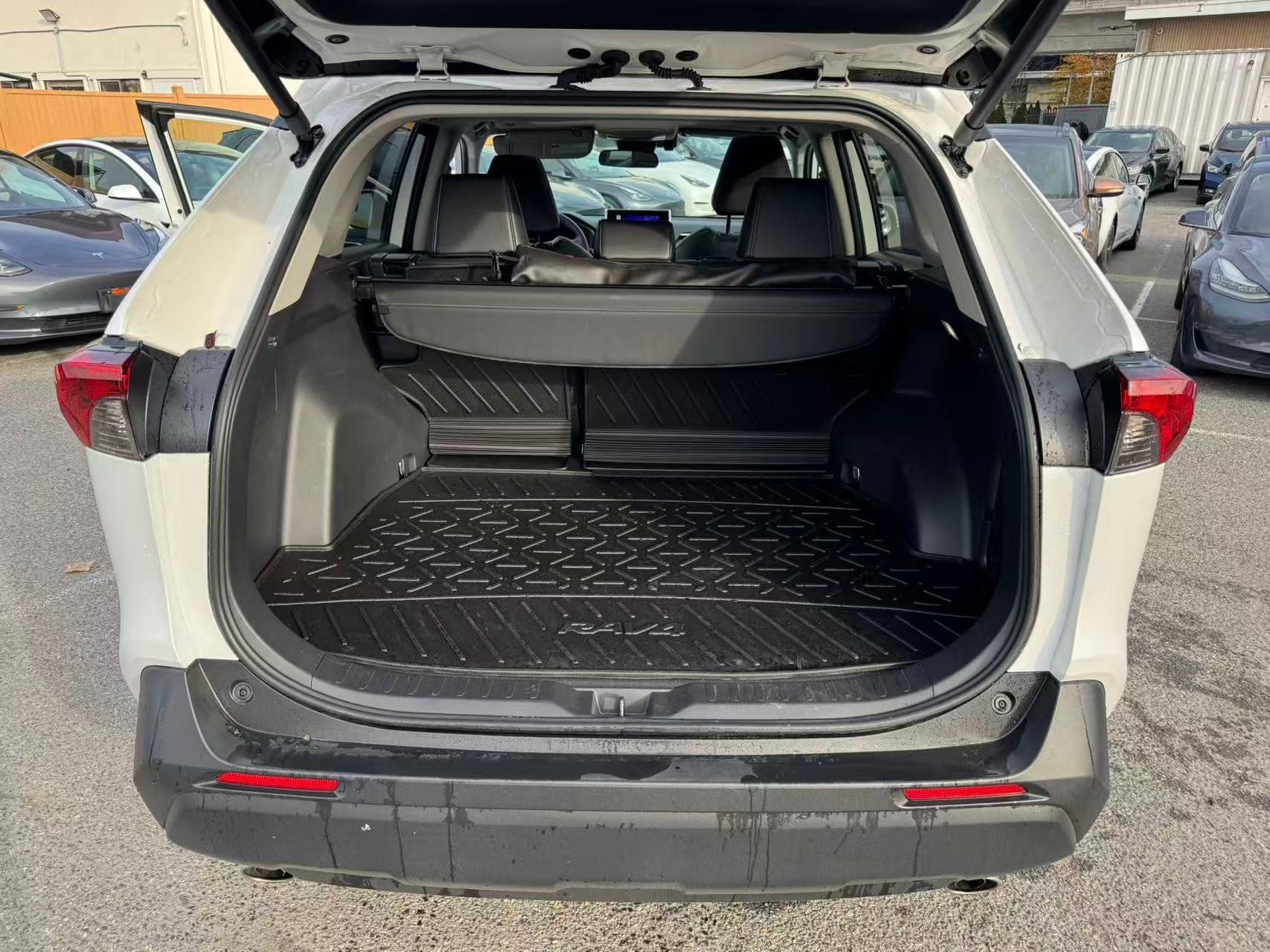 2025 Toyota RAV4 XLE Premium AWD NO ACCIDENTS/BC LOCAL/ONE OWNER thumbnail 20